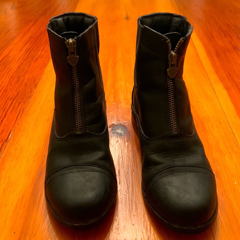 Girls size 2 Ariat Paddock Boots